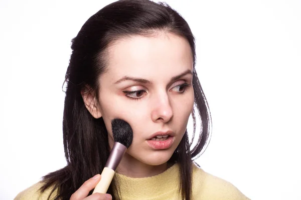 Attractive Girl Does Makeup Makeup Brush — Stock Photo, Image
