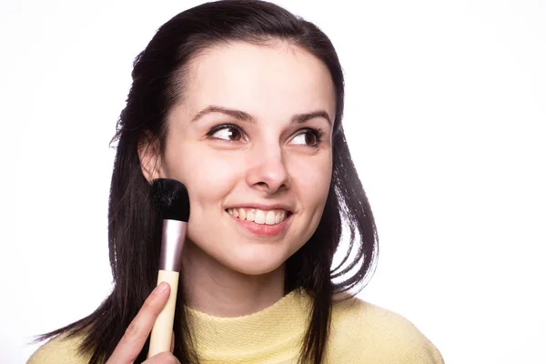 Chica Atractiva Hace Maquillaje Cepillo Maquillaje — Foto de Stock