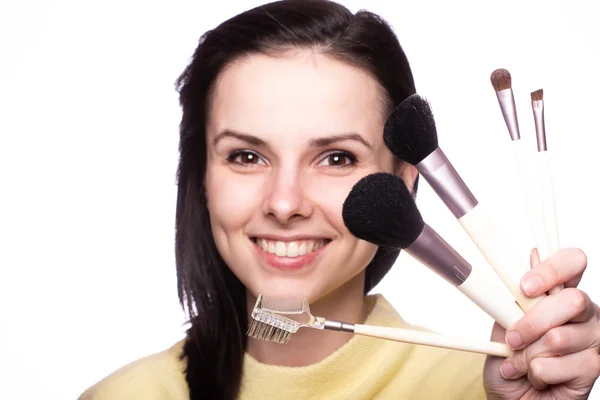 Chica Atractiva Hace Maquillaje Cepillo Maquillaje — Foto de Stock