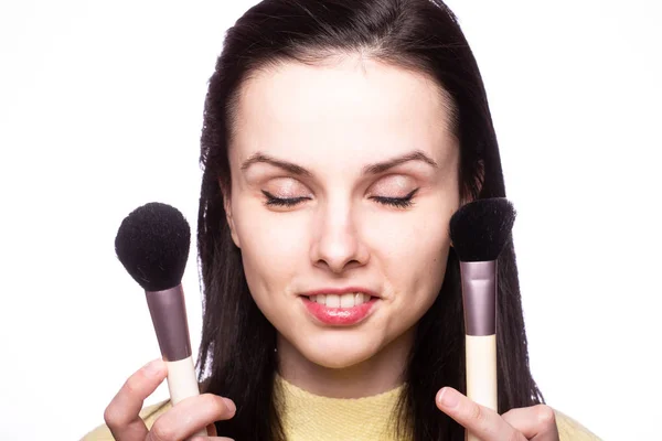 Attrayant Fille Fait Maquillage Brosse Maquillage — Photo