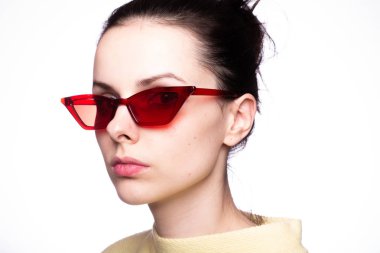 kırmızı güneş gözlüklü genç kadın