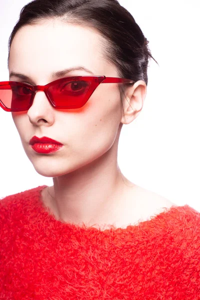 Mujer Joven Gafas Sol Rojas Lápiz Labial Rojo Suéter Rojo — Foto de Stock