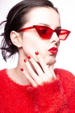 Kırmızı güneş gözlüklü genç kadın, kırmızı ruj, kırmızı kazak.