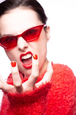 Kırmızı güneş gözlüklü genç kadın, kırmızı ruj, kırmızı kazak.