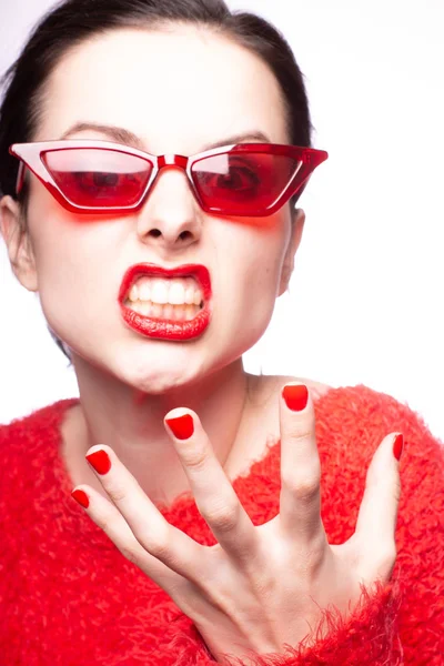 Mujer Joven Gafas Sol Rojas Lápiz Labial Rojo Suéter Rojo — Foto de Stock