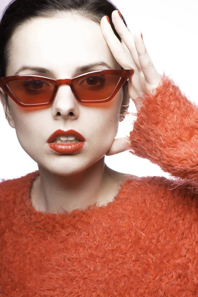 Mujer Joven Gafas Sol Rojas Lápiz Labial Rojo Suéter Rojo — Foto de Stock