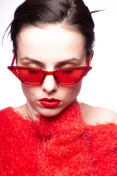 Mujer Joven Gafas Sol Rojas Lápiz Labial Rojo Suéter Rojo — Foto de Stock