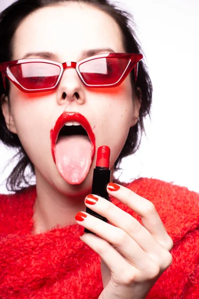 Chica Suéter Rojo Gafas Rojas Pinta Sus Labios Con Lápiz — Foto de Stock