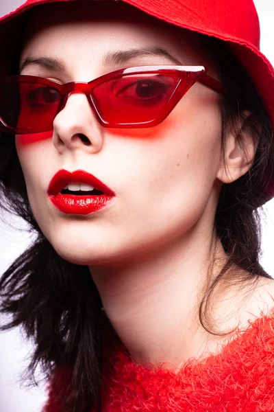 Mujer Joven Gafas Sol Rojas Lápiz Labial Rojo Suéter Rojo — Foto de Stock