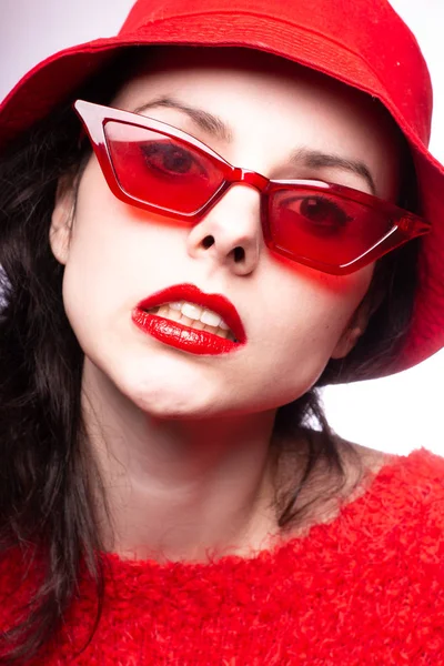 Młoda Kobieta Czerwonych Okularach Czerwona Szminka Czerwony Sweter — Zdjęcie stockowe