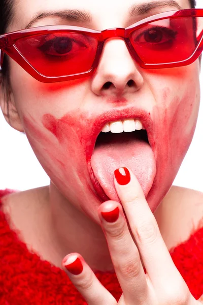 Una Chica Suéter Rojo Gafas Rojas Unta Lápiz Labial Cara — Foto de Stock