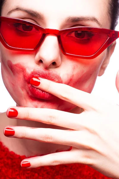 Una Ragazza Maglione Rosso Occhiali Rossi Spalma Rossetto Sul Suo — Foto Stock