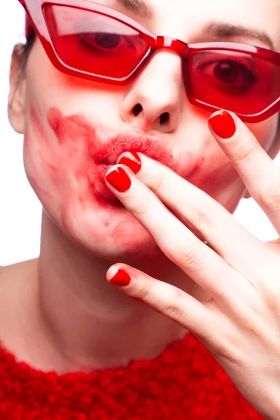 Una Chica Suéter Rojo Gafas Rojas Unta Lápiz Labial Cara — Foto de Stock