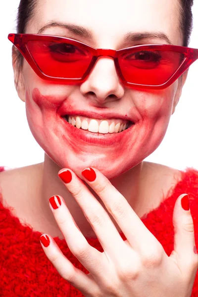 Una Chica Suéter Rojo Gafas Rojas Unta Lápiz Labial Cara — Foto de Stock