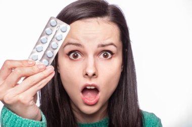 Güzel kız elinde ilaç hapıyla