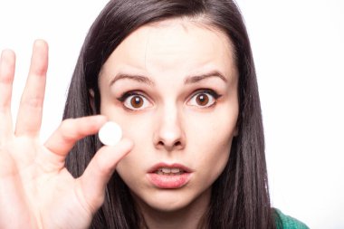 Güzel kız elinde ilaç hapıyla