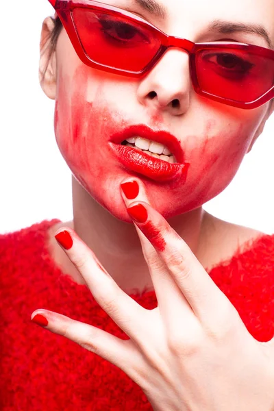 Młoda Kobieta Czerwonych Okularach Czerwona Szminka Czerwony Sweter — Zdjęcie stockowe