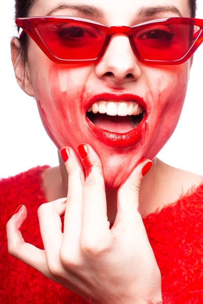 Mujer Joven Gafas Sol Rojas Lápiz Labial Rojo Suéter Rojo — Foto de Stock