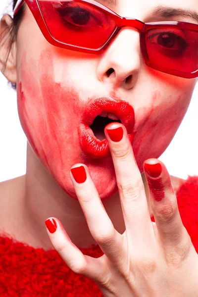 Mujer Joven Gafas Sol Rojas Lápiz Labial Rojo Suéter Rojo — Foto de Stock