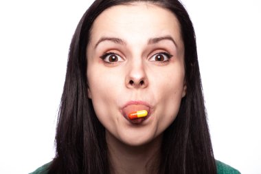 Güzel kız elinde ilaç hapıyla