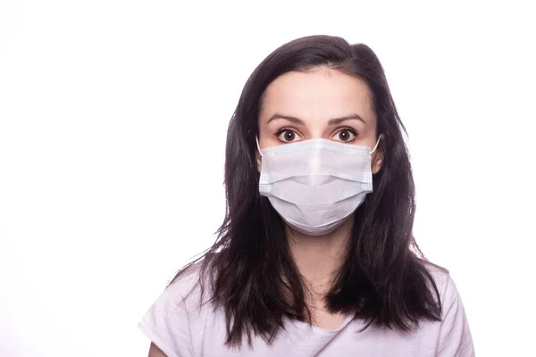 Yüzünde tıbbi maske olan genç bir kadın.