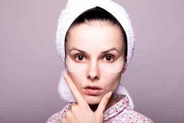 Gözlerinin altında yamalar olan güzel bir kız.