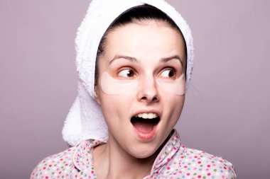 Gözlerinin altında yamalar olan güzel bir kız.