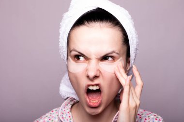 Gözlerinin altında yamalar olan güzel bir kız.