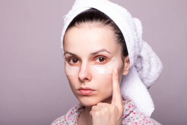 Gözlerinin altında yamalar olan güzel bir kız.