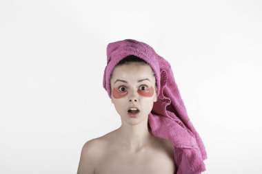 kafasına bir havlu güzel genç kadın ve yüzünde yamalar ile