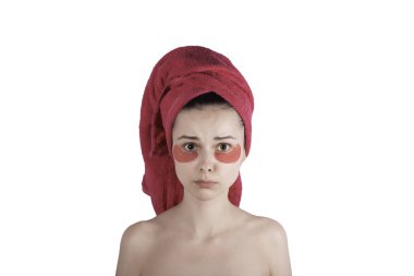 kafasına bir havlu güzel genç kadın ve yüzünde yamalar ile