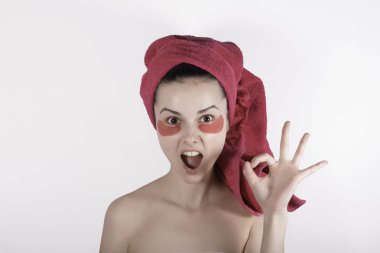 kafasına bir havlu güzel genç kadın ve yüzünde yamalar ile