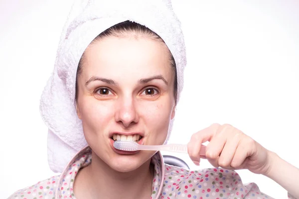 Belle Jeune Femme Nettoyer Les Dents — Photo