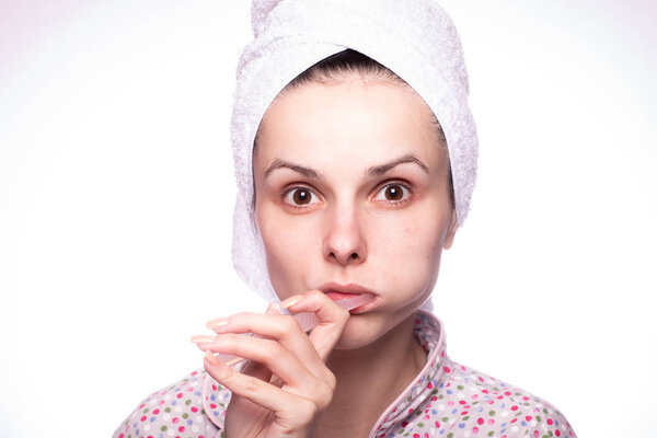 красивая молодая женщина чистит зубы
