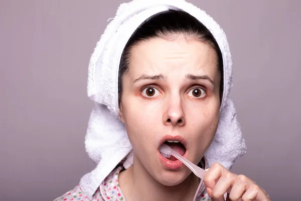 Bela Jovem Mulher Limpeza Dentes — Fotografia de Stock