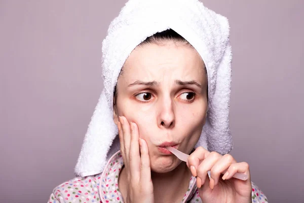 Bela Jovem Mulher Escovando Dentes Dor — Fotografia de Stock