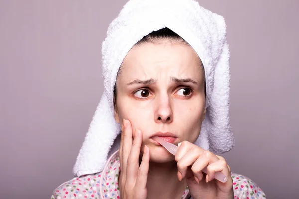 Bela Jovem Mulher Escovando Dentes Dor — Fotografia de Stock