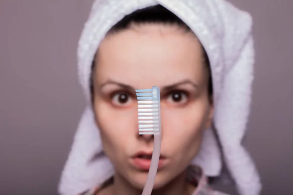 Bela Jovem Mulher Limpeza Dentes — Fotografia de Stock