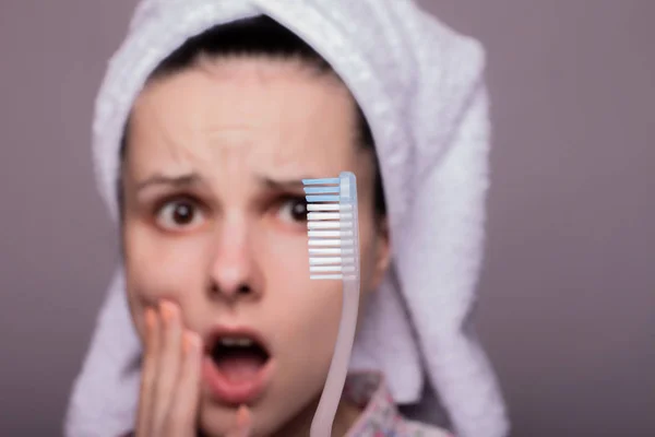 Bela Jovem Mulher Escovando Dentes Dor — Fotografia de Stock