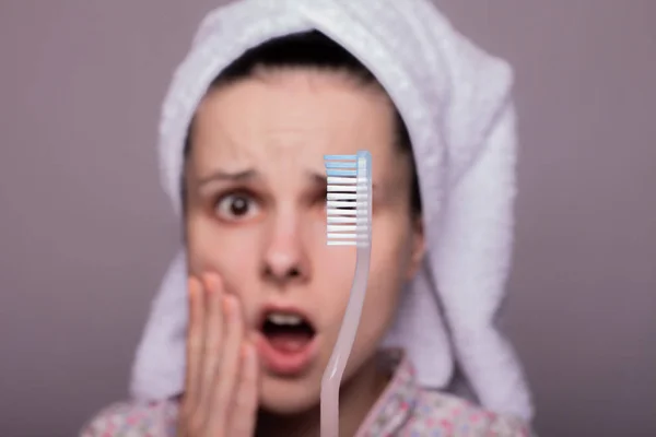 Bela Jovem Mulher Escovando Dentes Dor — Fotografia de Stock