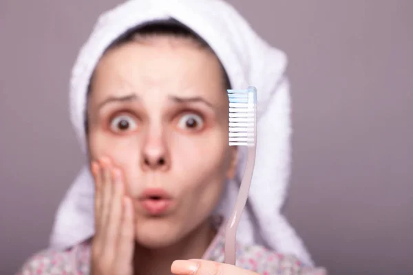 Bela Jovem Mulher Escovando Dentes Dor — Fotografia de Stock