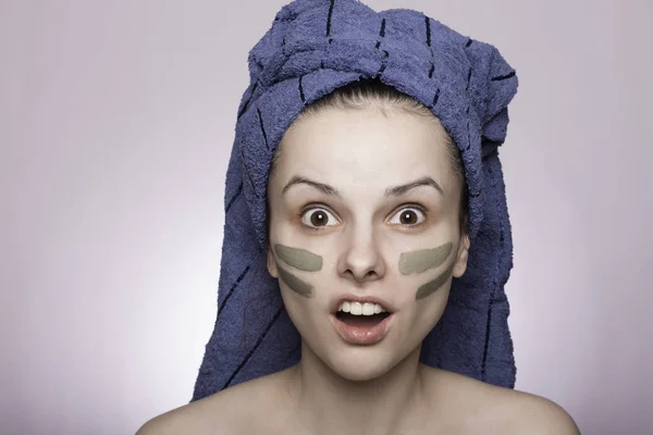 Mujer Joven Con Una Toalla Cabeza Una Máscara Cara —  Fotos de Stock
