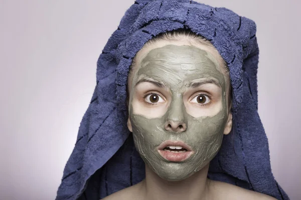 Junge Frau Mit Handtuch Auf Dem Kopf Und Maske Gesicht — Stockfoto
