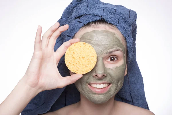 Junge Frau Mit Handtuch Auf Dem Kopf Und Maske Gesicht — Stockfoto