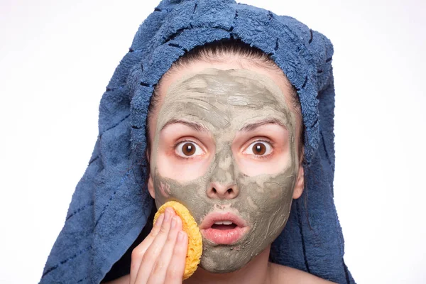 Jonge Vrouw Een Handdoek Haar Hoofd Masker Haar Gezicht — Stockfoto