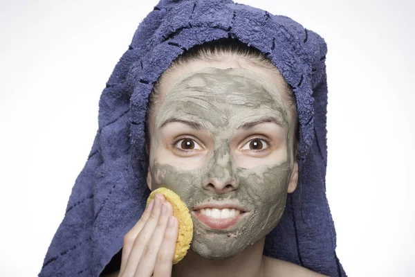 Giovane Donna Asciugamano Sulla Testa Maschera Sul Viso — Foto Stock