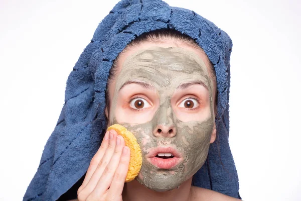 Ung Kvinne Med Håndkle Hodet Maske Ansiktet – stockfoto