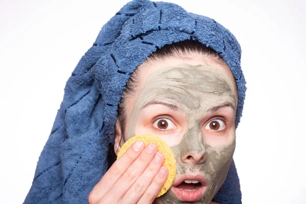 Jovem Mulher Uma Toalha Cabeça Máscara Seu Rosto — Fotografia de Stock