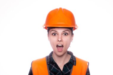 Genç bayan miğferli inşaatçı