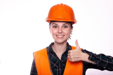 Genç bayan miğferli inşaatçı